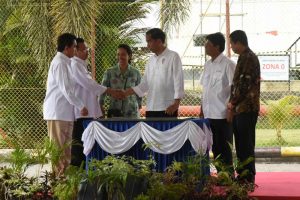 Presiden RI Joko Widodo menandatangani Prasasti Peresmian 16 lembaga penyalur BBM 1 Harga di Terminal BBM Pertamina Pontianak, Kalimantan Barat, Jumat (29/12),