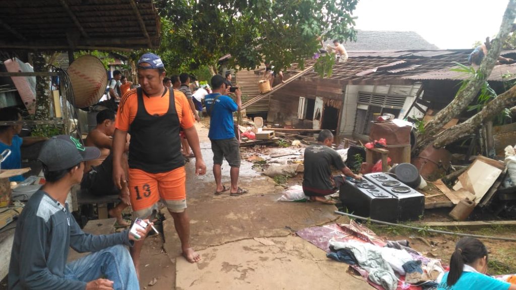 Beginilah kondisi rumah warga yang rusak tergerus air Sungai Subah Dusun Subah Desa Subah Kecamatan Tayan Hilir-ist (2)