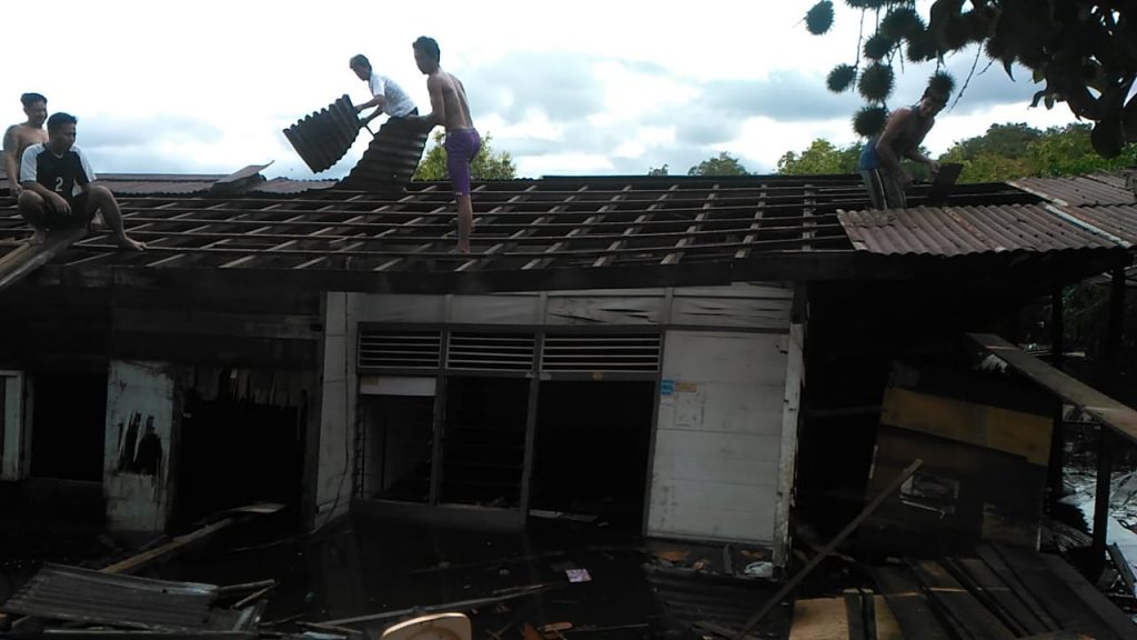 Beginilah kondisi rumah warga yang rusak tergerus air Sungai Subah Dusun Subah Desa Subah Kecamatan Tayan Hilir-ist (2)