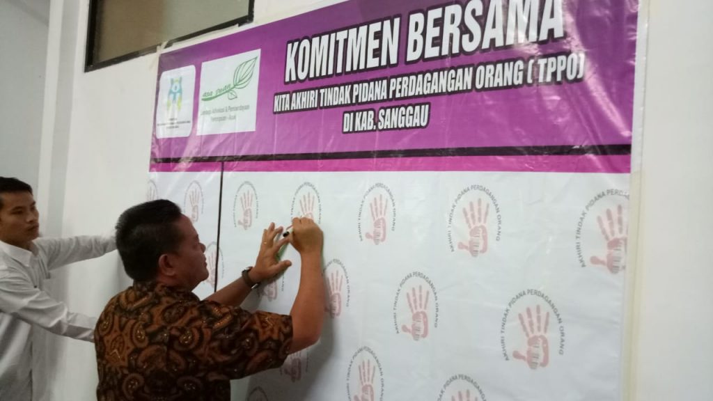 Bupati Paolus Hadi menandatangani Komitmen Bersama Pencegahan dan Penanganan KP PP TPPO yang diikuti 13 perwakilan wanita, LSM dan Forum Anak Daerah, Kamis (2012)///Ram