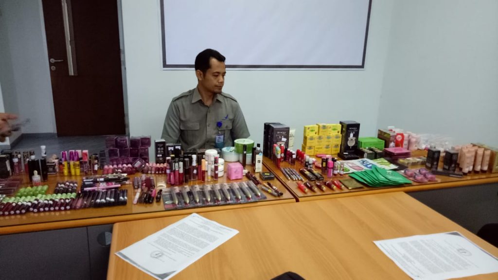 Kepala Loka POM di Sanggau, Agus Riyanto memperlihatkan 1.456 kemasan kosmetik ilegal yang berhasil disita dalam operasi penertiban, Senin (17/12).