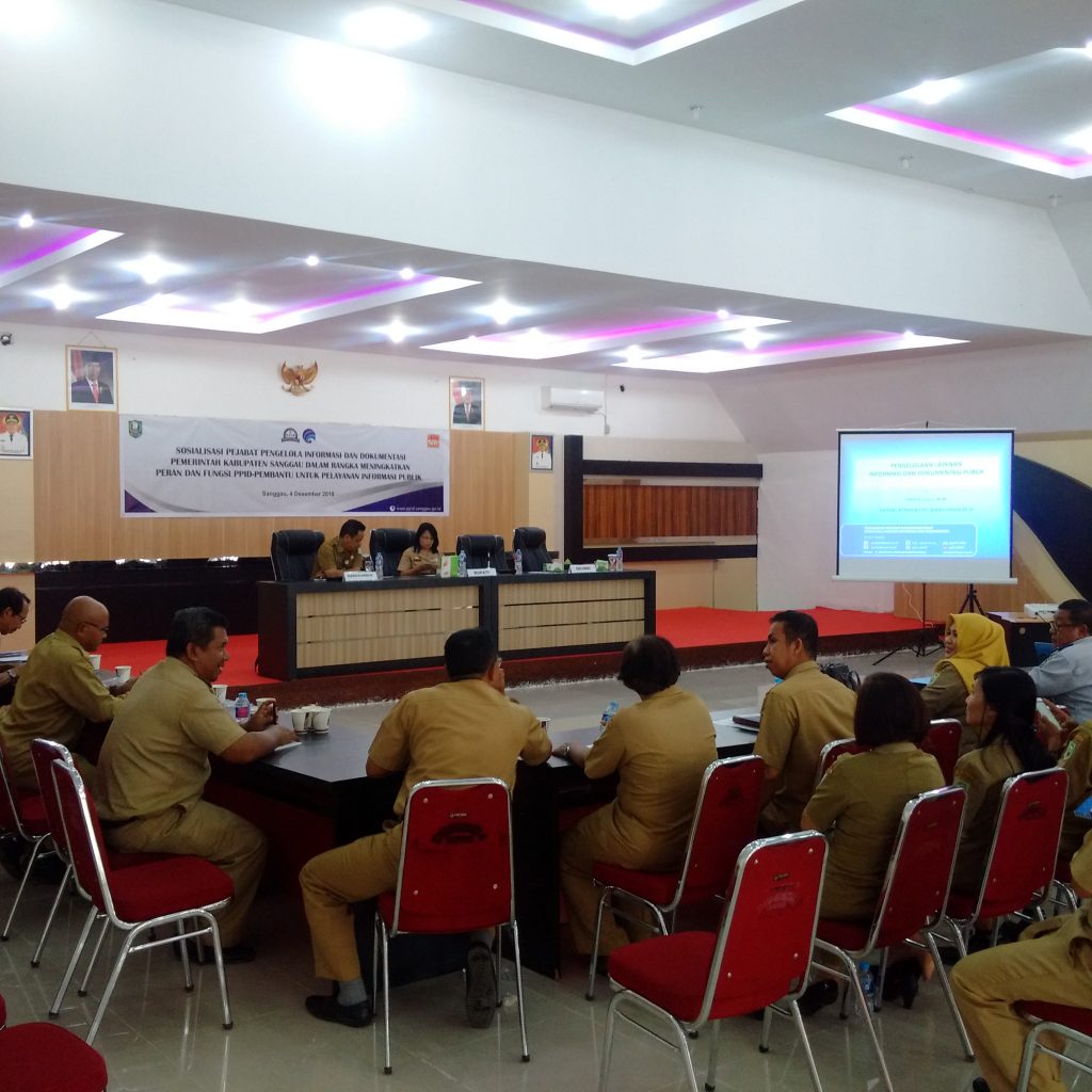 Sosialisasi PPID Kabupaten Sanggau dalam rangka meningkatkan peran dan fungsi PPID pembantu untuk pelayanan informasi publik, Selasa (4/12) di aula kantor Bappeda Sanggau--Ram