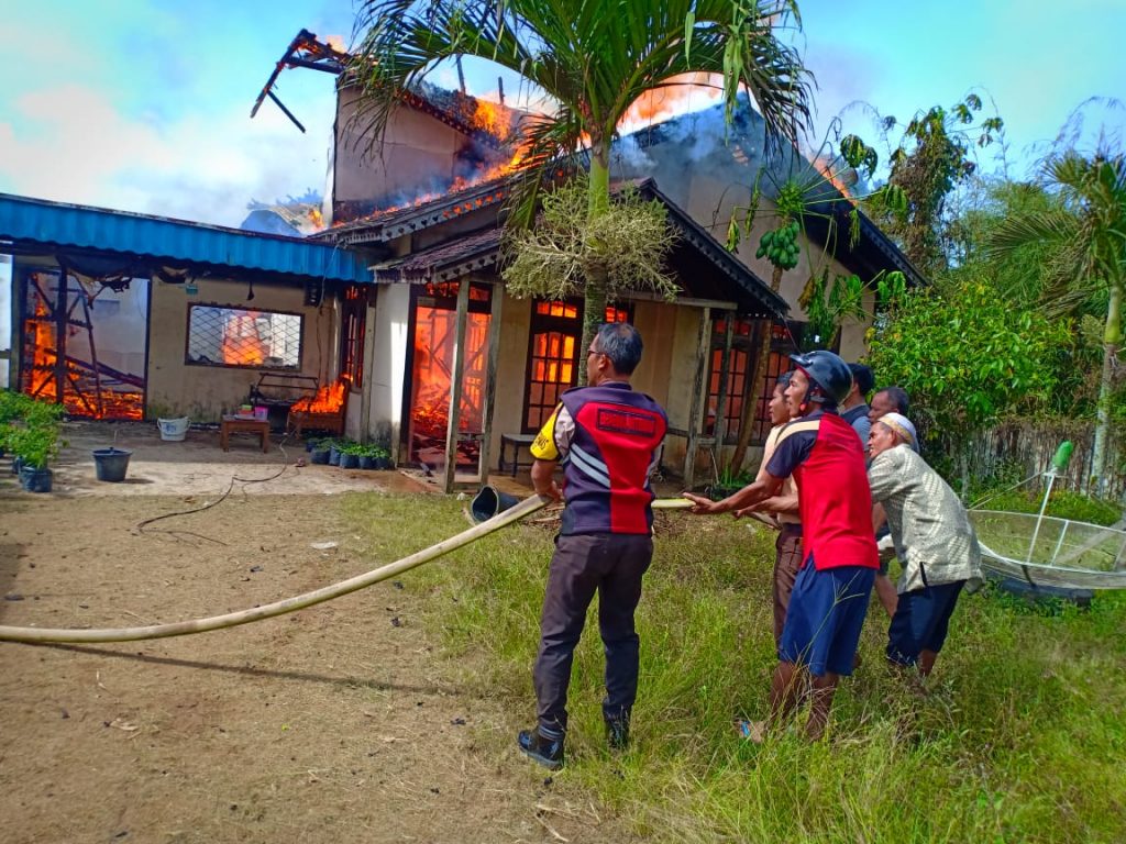 Petugas gabungan saat berjibaku memadam api yang menghanguskan satu unit rumah di Dusun Pedalaman, Desa Pedalaman, Kecamatan Tayan Hilir, Minggu (1612) pukul 09