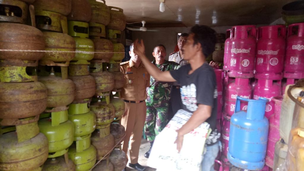 Forkompimcam sidak sejumlah pangkalan di Kota Sanggau, Selasa (4/12)--Ram