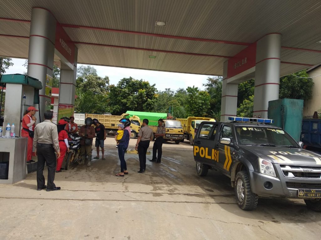 Personel pengamanan Polsek Kapuas memantau perkembangan harga di SPBU di Kecamatan Kapuas, Kamis (6/12) 