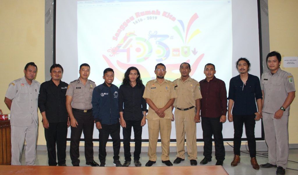Para pemenang desain logo HUT ke-403 Kota Sanggau berfoto bersama Sekretaris Dinas Kominfo Sanggau, Senin (12/12).