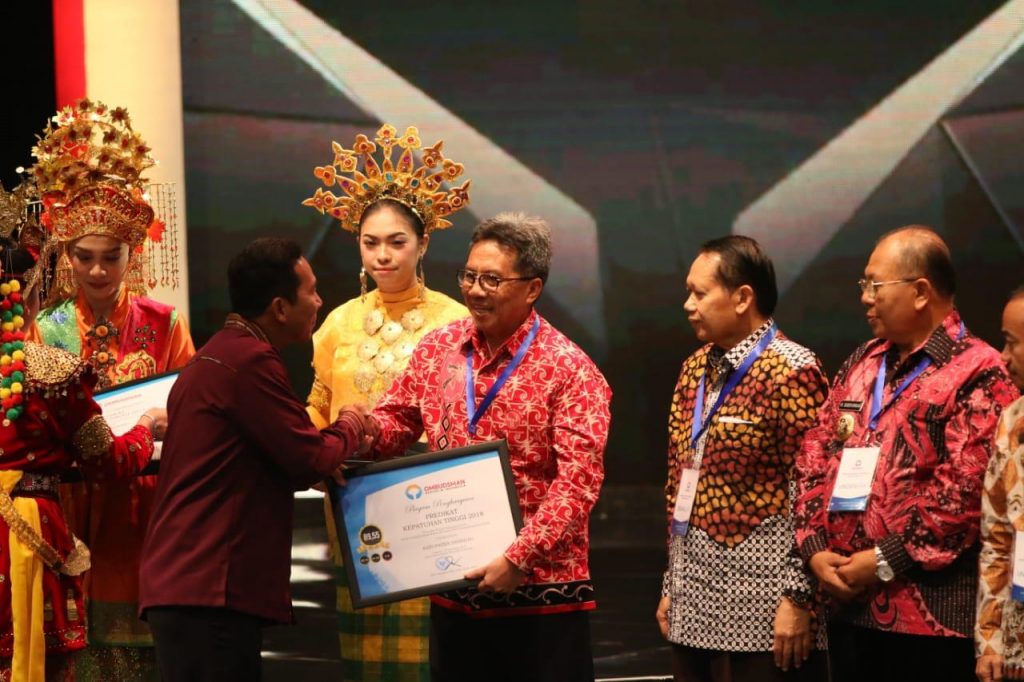 Sekda Sanggau besera para penerima penghargaan di kantor Ombudsman RI di Jakarta—Diskomifo Sanggau