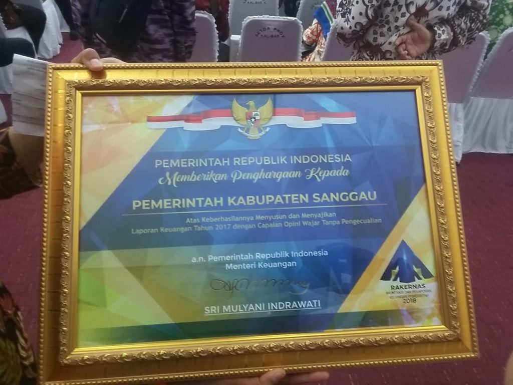 Penghargaa WTP yang diterima Bupati Paolus Hadi dari Kemenkeu yang diserahkan Gubernur Kalbar H. Sutarmidji, Kamis (13/12).