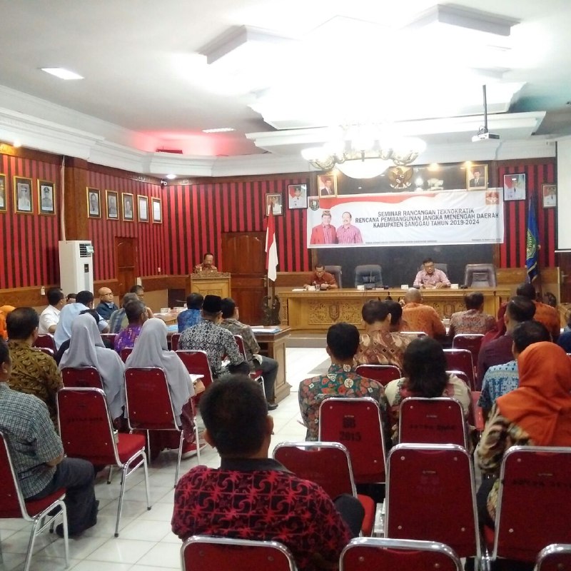 Wakil Bupati Sanggau Yohanes Ontot membuka seminar Rancangan Teknokratik RPJMD Tahun 2019-2024 di aula kantor Bupati Sanggau, Kamis (6/12) pagi.  