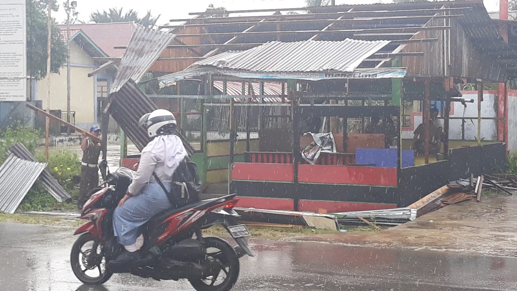 Satpoll pp saat melakukan penertiban keberdaan kios PKL di Jalan Pasar Lama Ngabang Fot/Kar 