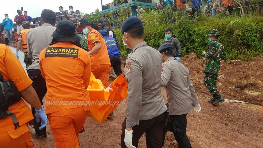 Tim SAR Gabungan temukan tiga penumpang kapal motor yang tenggelam di Sungai Kapuas, Nanga Seberuang, Kecamatan Semitau, Kapuas Hulu, Minggu dalam keadaan meninggal dunia foto jon