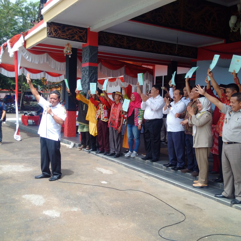Bupati membagikan sertipikat secara simbolis kepada masyarakat dan sejumlah tokoh di Kabupaten Sanggau, Rabu (16/1)//Ram 