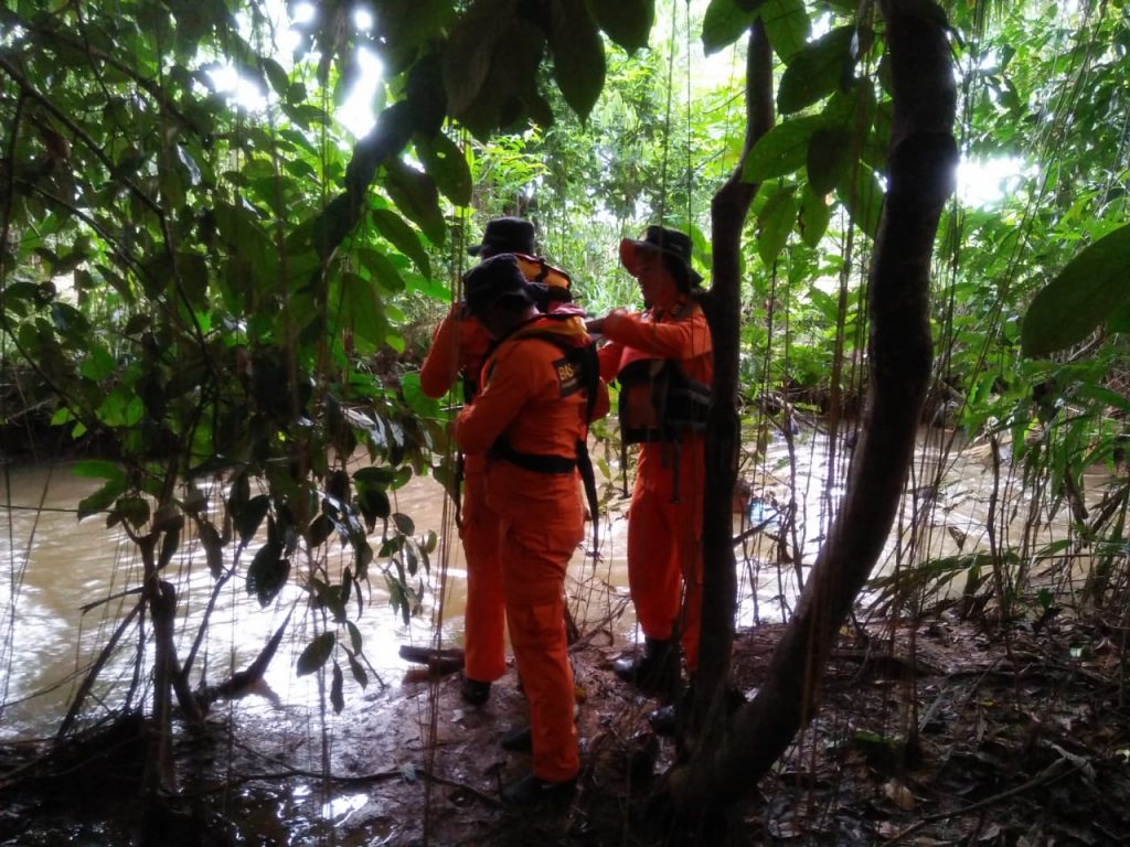 tim sar pertolongan ketapang lakukan pencarian Jainuri diduga terjatuh dalam sungai tengah mandi foto joni