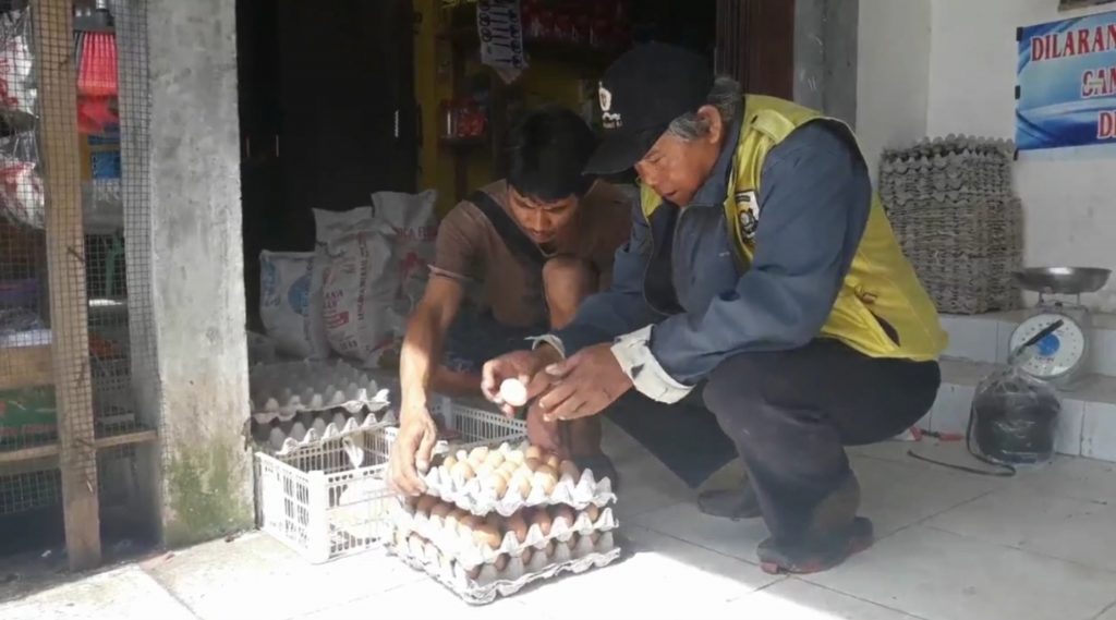  Pedagang saat berbelanja di Pasar Rakyat Ngabang senin (4/2). FOTO/Kar