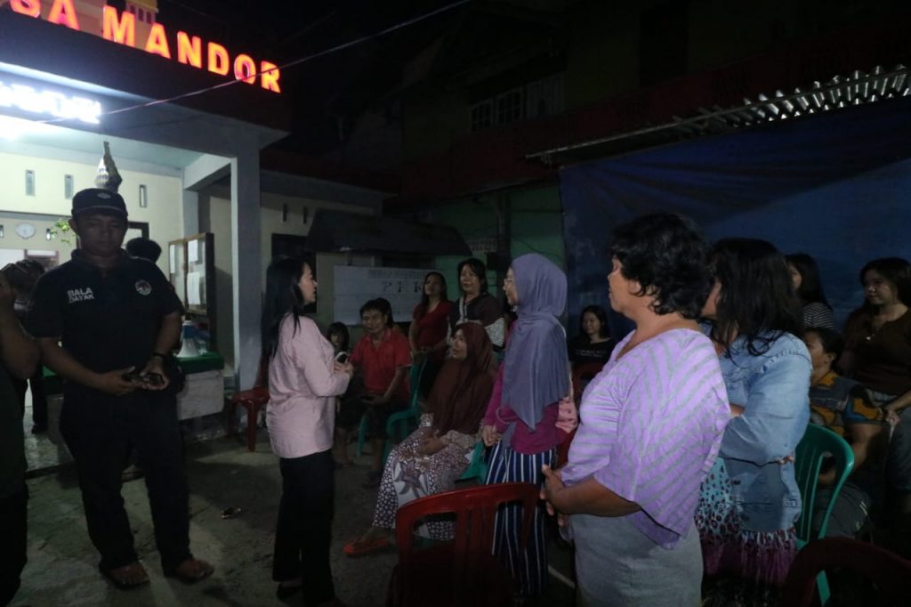 Bupati Landak Karolin kunjungi korban banjir di Kecamatan Mandor Kabupaten Landak