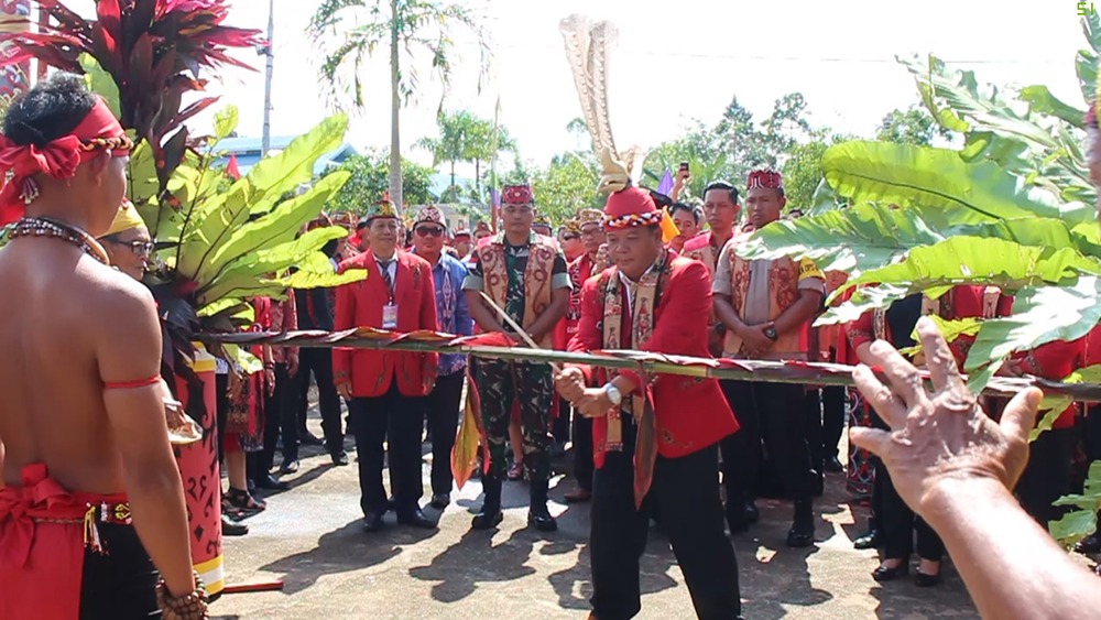 Bupati Paolus Hadi didampingi jajaran Forkompimda memberikan sambutan pada acara Gawai Dayak Nosu Minu Podi ke-XV Kabupaten Sanggau di rumah Betang Raya Dori Mpulor Sanggau, Minggu (7/7)