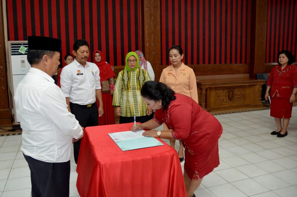 Foto—Kusbariah Ontot menandantangai berita acara pelantikan dirinya sebagai Ketua GOW Kabupaten Sanggau, Rabu (10/7). 