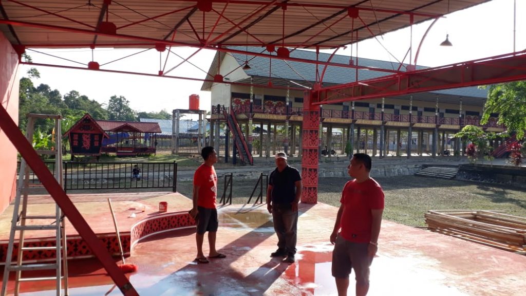 Panitia melakukan pengecekan kesiapan lokasi Gawai Dayak Nosu Minu Podi ke-XV di Rumah Betang Raya Dori Mpulor, Selasa (2/7)