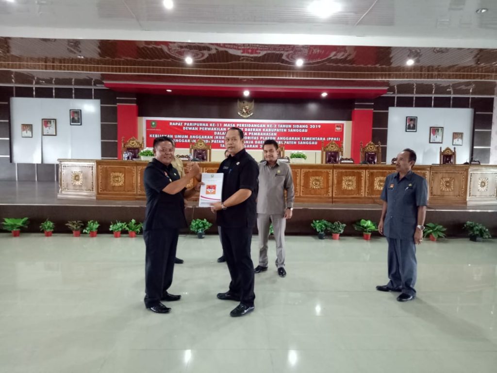 -Bupati Paolus Hadi (kiri) menyerahkan nota pengantar KUA-PPAS kepada pimpinan sidang yang juga Ketua DPRD Sanggau, Jumadi, Selasa (30/7) sore.
