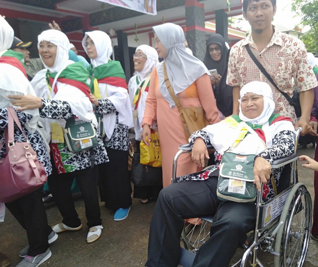 --Salah seorang jemaah calon haji asal Kabupaten Sanggau tetap berangkat meski harus menggunakan kursi roda—kiram
