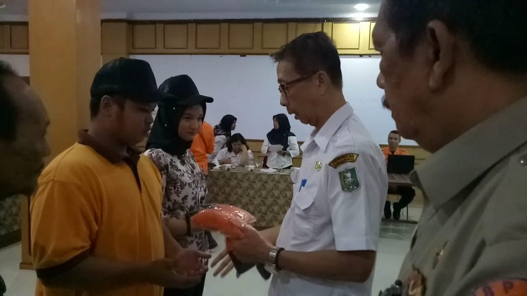Kepala BPBD Sanggau Vicky Ludovicus secara simbolis menyerahkan atribut Pokmas peduli bencana pada para peserta, Rabu (17/7)—Kiram 