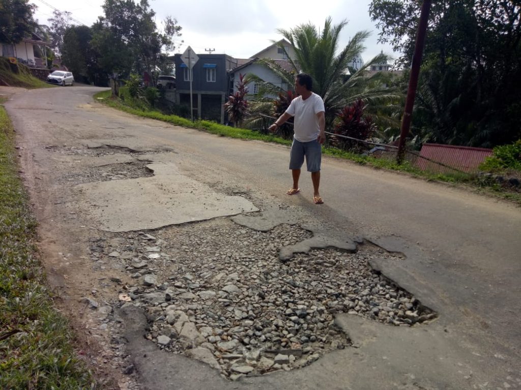 Tokoh Masyarakat Sanggau Nanang alias Abo Nanang menunjukan kerusakan jalan di sejumlah titik di Kota Sanggau, Selasa (30/7)---kiram 
