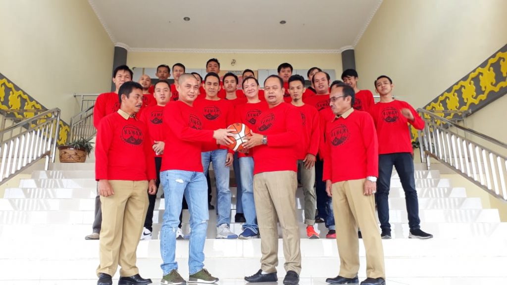Ketua DPRD Sanggau, Jumadi melepas tim basket Kantor Dewan (Kawan) di depan gedung DPRD Sanggau, Senin (5/8)