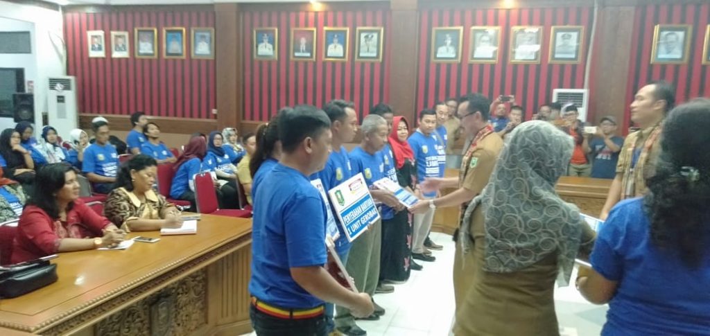 Penyerahan bantuan gerobak dari Indomaret secara simbolis di Ruang Musyawarah Lantai I Kantor Bupati Sanggau, Selasa (6/8)