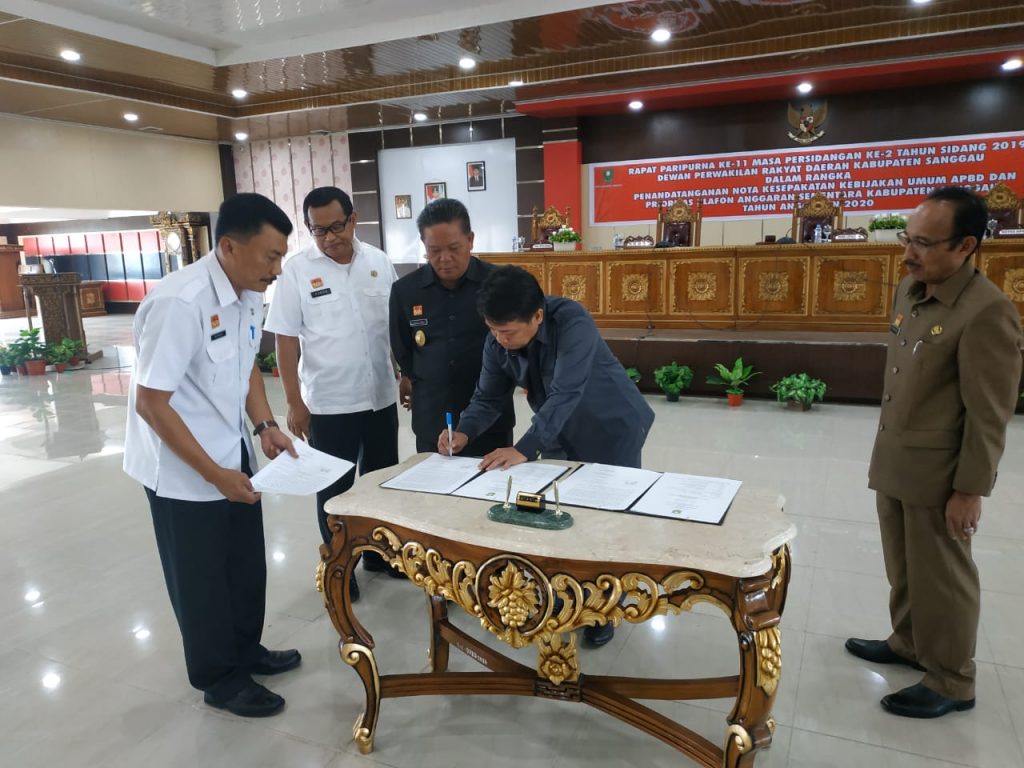 Foto—Penandatangan Nota KUA-PPAS 2020 oleh Wakil Ketua DPRD Sanggau, Usman, dan Bupati Paolus Hadi, Rabu (21/8)