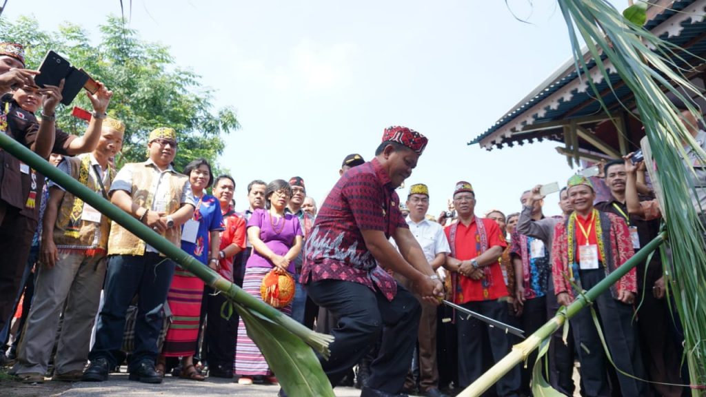Foto—Ketua Dewan AMAN Wilayah Kalimantan Barat, Paolus Hadi memancung bambu sebagai ritual ketika memasuki area acara, Jumat (30/8)
