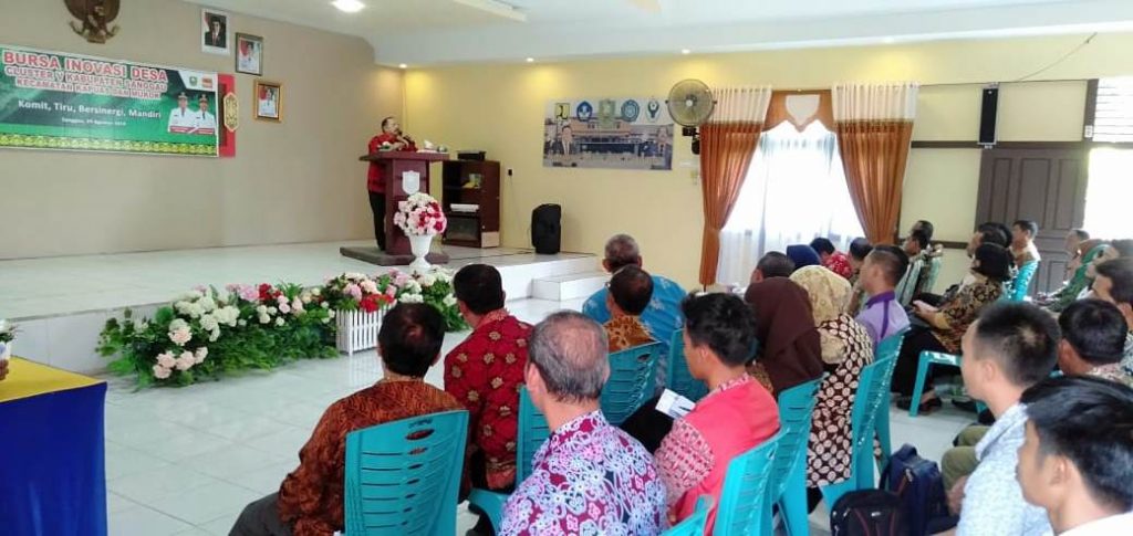 Foto—Wakil Bupati Sanggau, Yohanes Ontot memberikan sambutan pada pembukaan Bursa Inovasi Desa Kecamatan Kapuas-Kecamatan Mukok, Kamis (29/8) di aula kantor Camat kapuas.