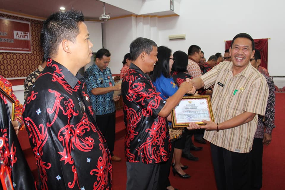 serahkan piagam penghargaan bagi 27 entitas pengawasan di lingkungan Pemerintah Kabupaten Landak. 