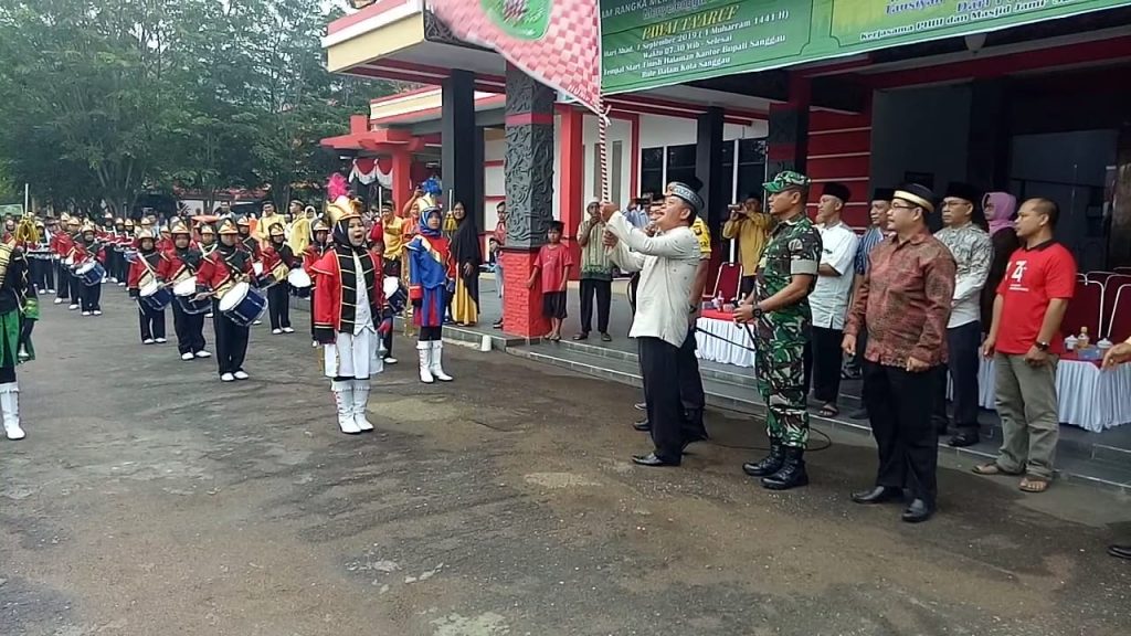 Foto--Bupati Didampingi Kapolres, Dandim 1204/Sgu, Ketua Umum PHBI melepas peserta pawai takruf 1441 H di halaman kantor Pemda Sanggau, Minggu (1/9)