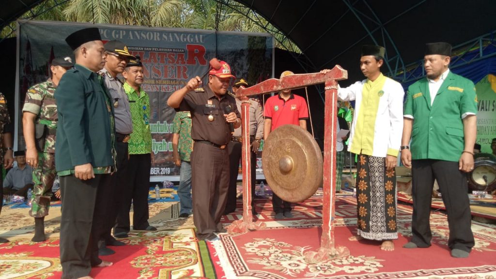 Pemukulan Gong sebanyak sembilan kali oleh Bupati Sanggau Paolus Hadi sebagai tanda dimulainya Diklatsar VI Banser di Suka Mulya, Jumat (6/9)
