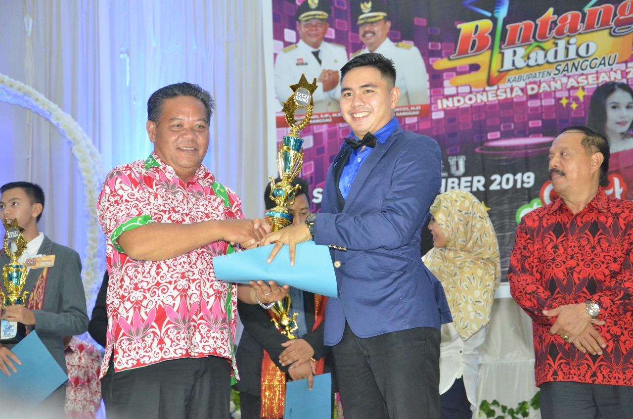 Foto--Bupati menyerahkan hadiah kepada kepada pemenang Bintang Radio 2019---ist.