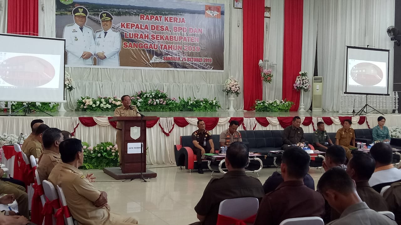 Foto--Bupati membuka secara resmi rapat kerja Kepala Desa, BPD dan Lurah se-Kabupaten Sanggau tahun 2019 di Gedung Pertemuan Umum (GPU) Kabupaten Sanggau, Selasa (29/10).