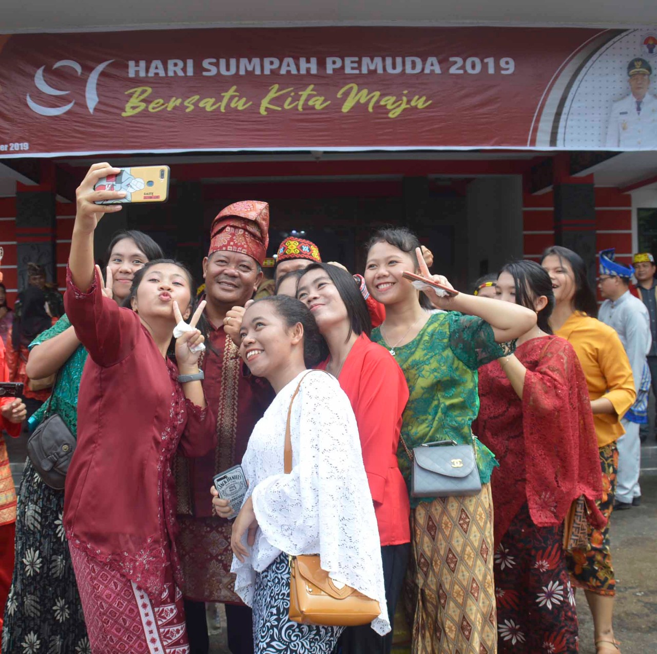 Foto—MILLENIAL. Bupati Paolus melayani para warga untuk berswafoto usai upacara Hari Sumpah Pemuda ke-91 di halaman kantor Bupati Sanggau, Senin (28/10)