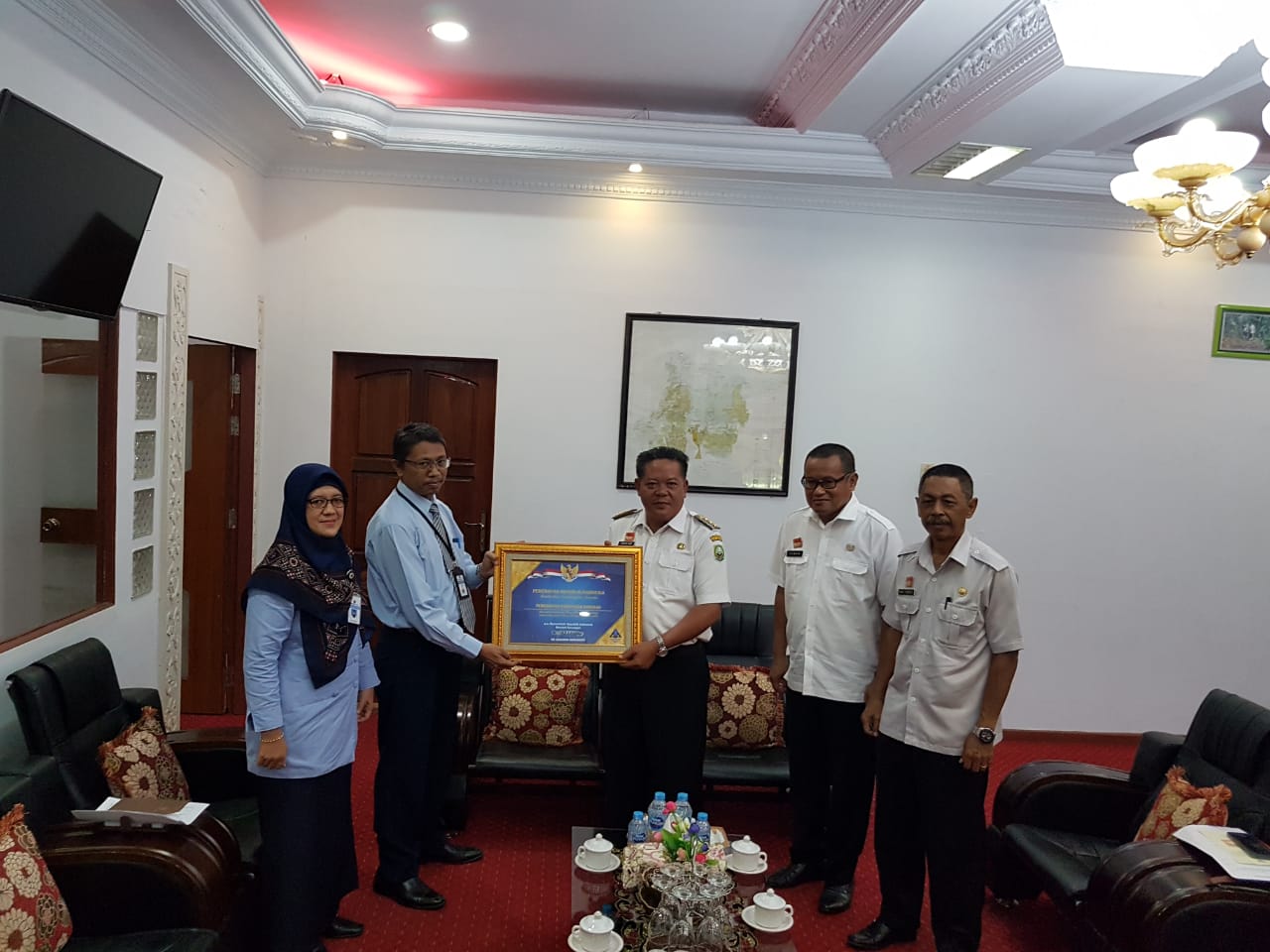 Foto-- Kepala KPPN Sanggau Bulus Lumban Gaol menyerahkan piagam WTP kepada Bupati Sanggau, didampingi Pj Sekda dan Kepala Dinas BPKAD Sanggau, Rabu (16/10)