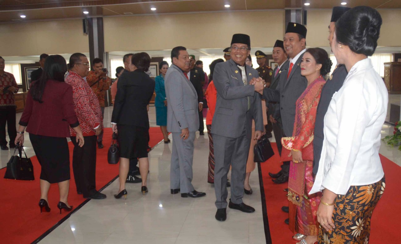 Foto—Sekda Kalbar, A.L. Leysandri diikuti Bupati, Wabup, Anggota DPR-RI serta mantan Gubernur Kalbar, Cornelis menyalami para pimpinan DPRD Sanggau yang baru saja diambil sumpah/janjinya, Senin (28/10).