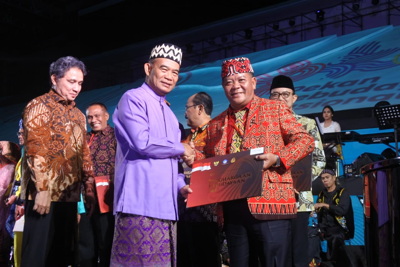 Foto---Bupati Paolus Hadi menerima penghargaan langsung dari Menteri Pendidikan dan Kebudayaan, Muhajir Effendi, di Istora Senayan Jakarta, Kamis (10/10)