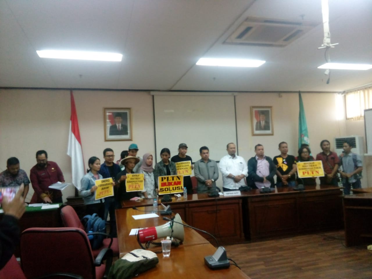 Perwakilan demonstran menyerahkan tuntutan mereka ke Ketua Sementara DPRD Kalbar, Minsen, di ruang Serbaguna, Kamis (10/10/2019)