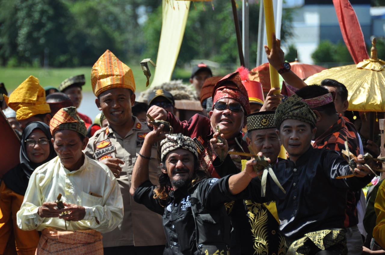 Foto---Bupati Sanggau, Paolus Hadi beserta jajaran Forkompimda ikut ‘perang’ ketupat sebagai rangkaian Festival Budaya Pakunegara Tayan, Rabu (27/11)
