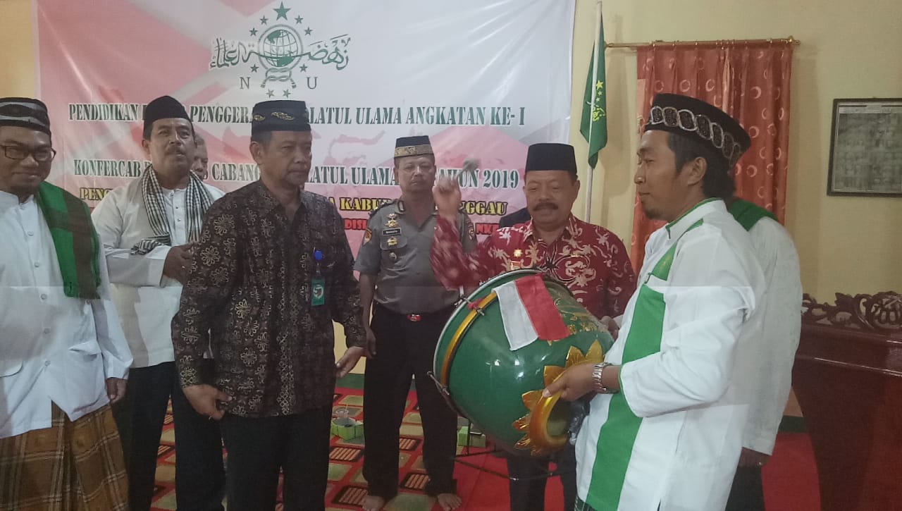 Foto---Wakil Bupati Sanggau Yohanes Ontot memukul beduk sebanyak sembilan kali sebagai tanda di mulainya pendidikan kader NU dan Konfercab NU se-Kabupaten Sanggau, Jumat (1/11).