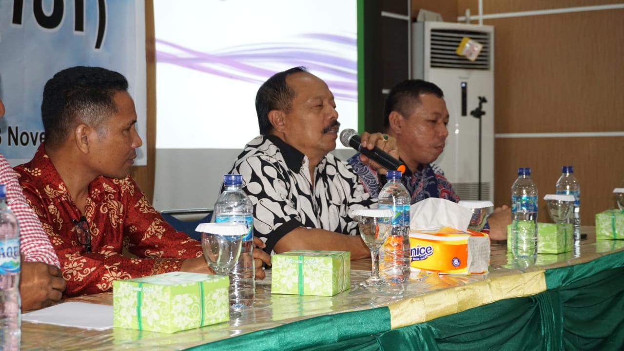 Foto----Ketua LP3KD, Yohanes Ontot (tengah) dalam penutupan TOT di Hotel Emerald Sanggau, Sabtu (23/11)