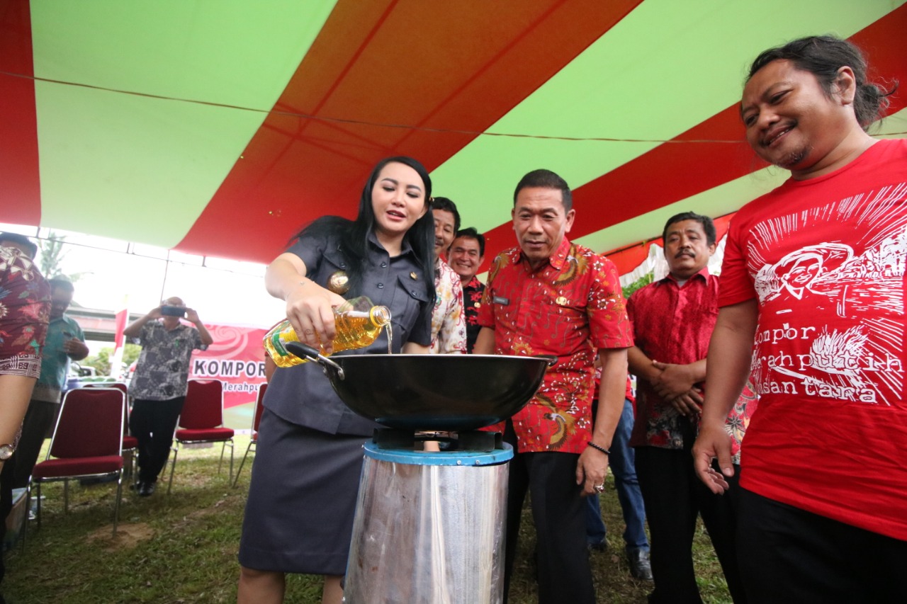 Karolin melaunching Kompor Merah Putih Nusantara (KMN)