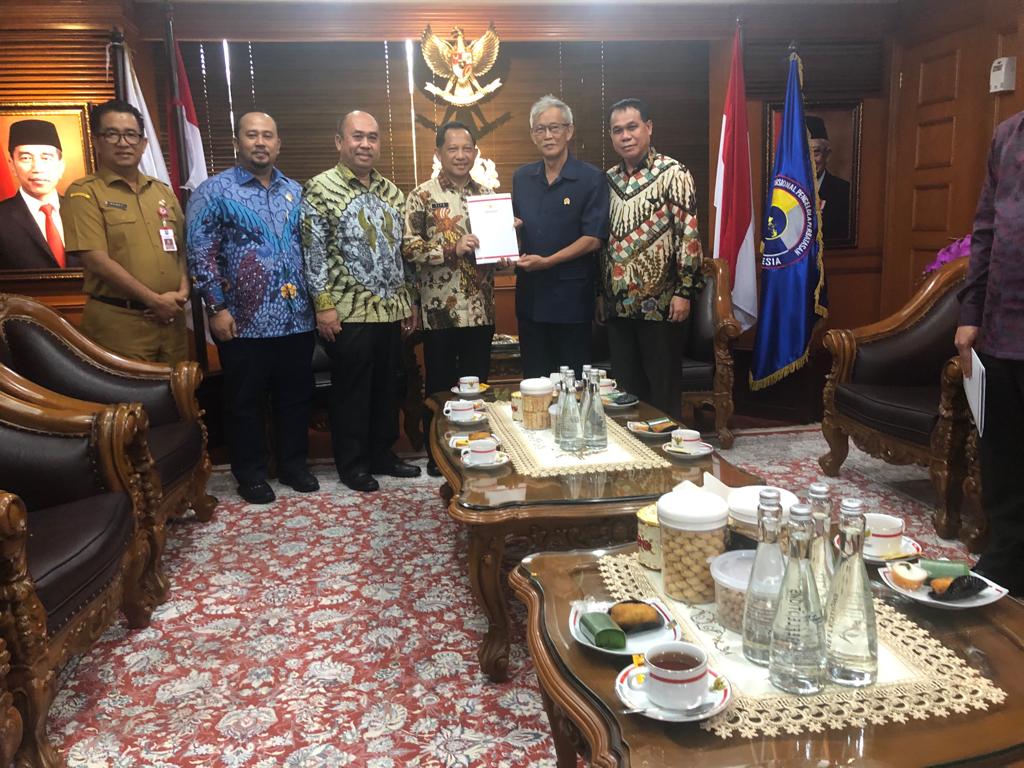 Mendagri Tito Karnavian (tengah) menyerahkan SK Pimpinan Definitif DPRD Kalbar kepada M Kebing L bersama Prabasa Anantatur, Sy Amin Muhammad Assegaf, dan Suriansyah, di ruang kerjanya, Senin (11/11/2019).