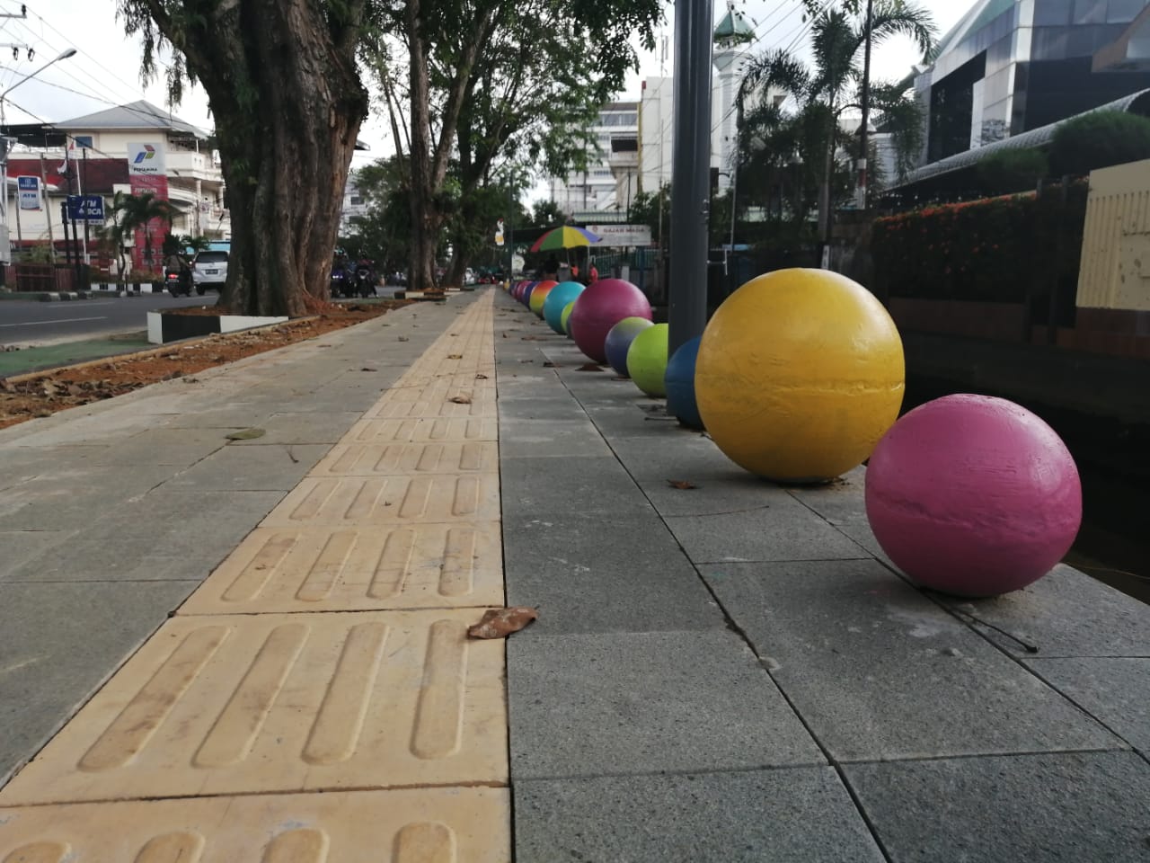 Pinggir trotoar, dipercantik dengan 'bola-bola' beton berwarna-warni