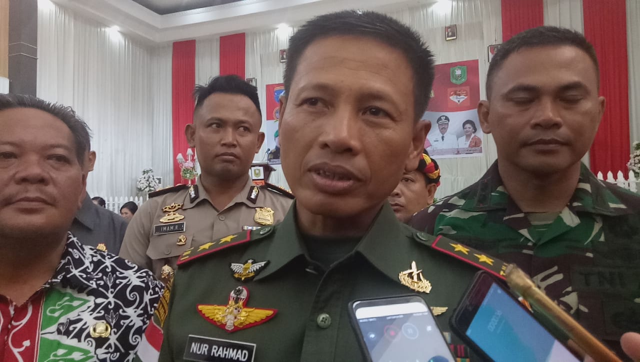 Foto---Pangdam XII/Tanjungpura Mayjen TNI M Nur Rahmad diwawancarai awak media, Jumat (1/11).