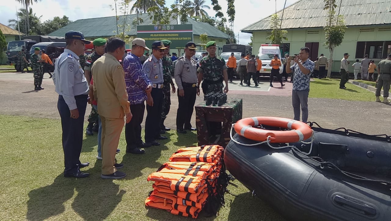 Foto---Danramil Entikong, Mayor Arman Sulistiono didampingi Pimpinan OPD melihat kesiapsiagaan peralatan yang dimiliki dalam menghadapi bencana banjir di Kabupaten Sanggau, Jumat (20/12).