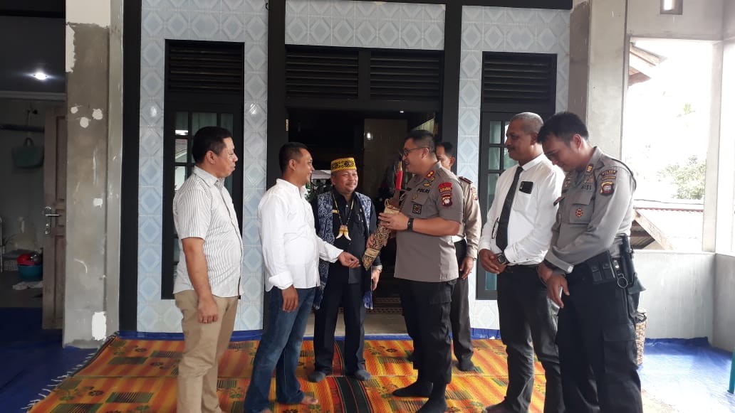 Kapolres Sanggau AKBP Raymond Marcellino Masengi berkujung ke rumah Sekretaris DAD Sanggau, Urbanus, Senin (30/12)---Kiram